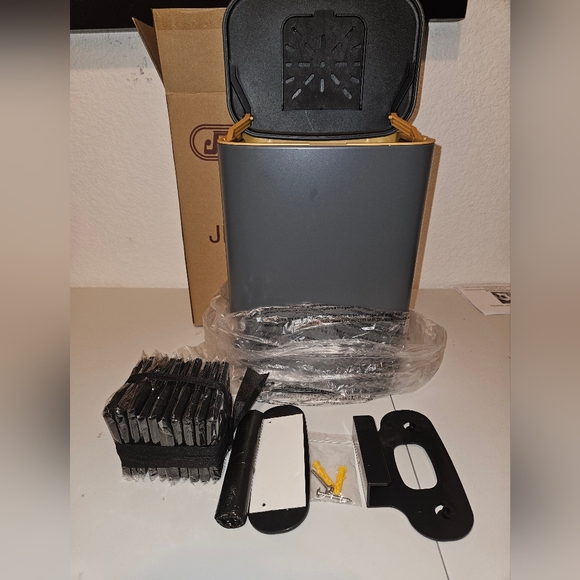 Outdoor Dog Poop Trash Can with Lid and Activated Carbon Filter Wall-Mounted - Picture 6 of 8